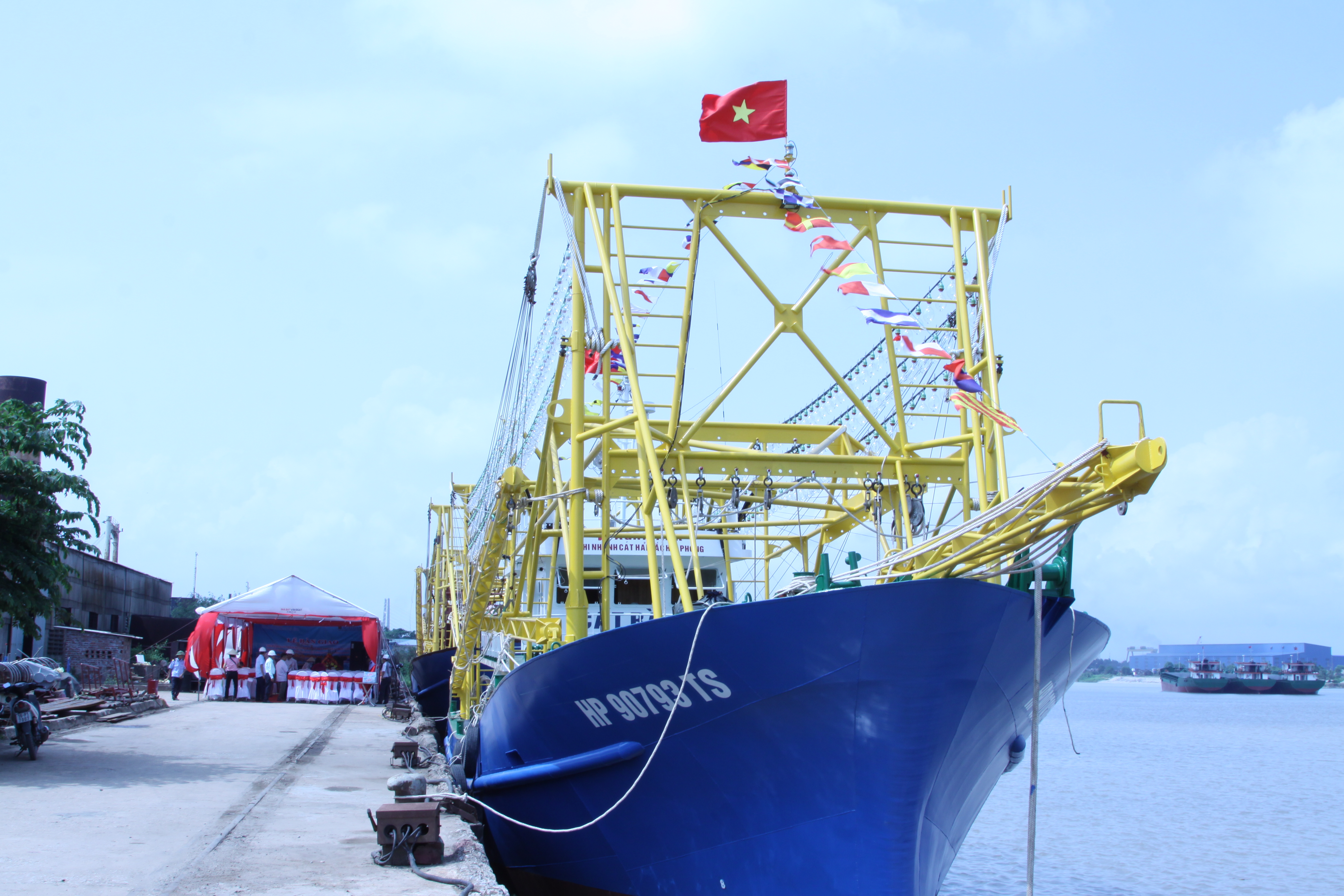 15h00' ngày 23/5/2017  Fishipco bàn giao tàu đánh cá vỏ thép nghề lưới chụp LC308.29 ( Cát Bà 01) cho ngư dân TT Cát Bà, Cát Hải, Hải Phòng